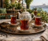 Kafe masasında demlik, tepsi ve ince belli bardaklarla siyah çay servisi